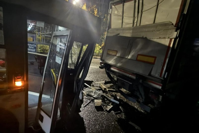 В Сочи рейсовый автобус столкнулся с припаркованной фурой t.me/mvd_23