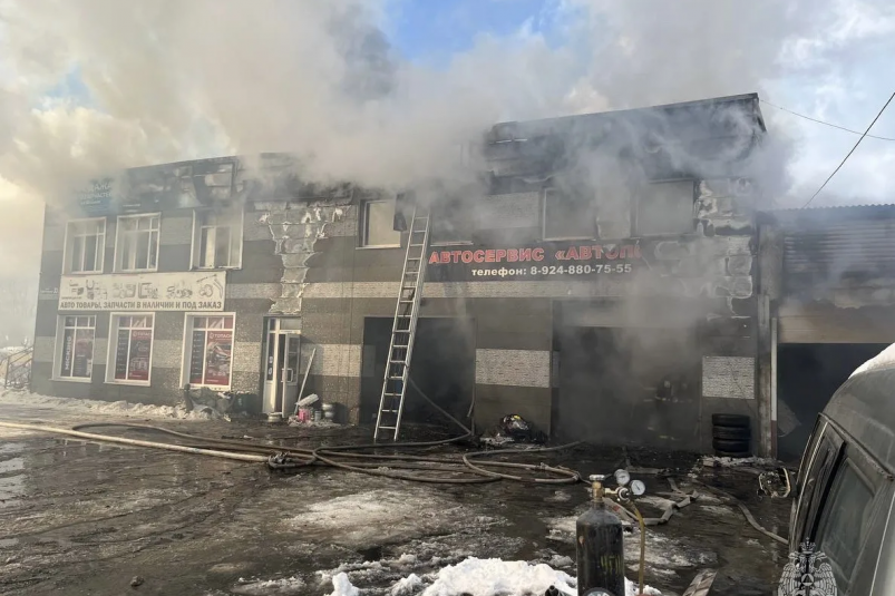 16 огнеборцев ликвидируют возгорание автосервиса в Троицком пресс-служба МЧС России по Сахалинской области