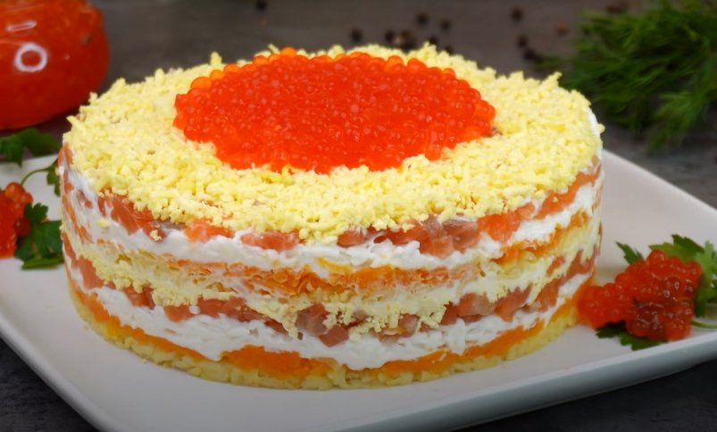 "Мимоза" версии делюкс: всего 5 слоев - на Новый год превзойдёт основное блюдо скриншот видео с youtube-канала "Готовим с Калниной Натальей" (12+)