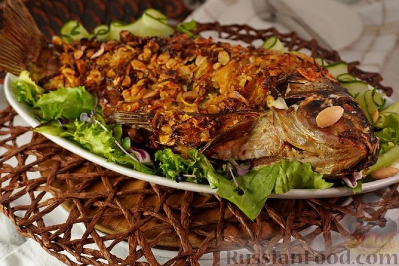 Царская рыба в духовке: карп под хрустящей шапкой из лука, сухарей и миндаля - идеальное горячее на Новый год russianfood.com