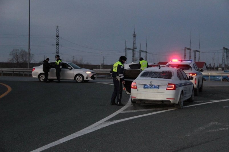 Полицейские проверили 30 машин возле аэропорта Владивостока Пресс-служба УМВД России по Приморскому краю