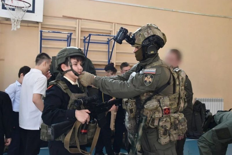 Урок мужества провели в хабаровской школе офицеры СОБР Росгвардии Предоставлено пресс-службой Управления Федеральной службы войск национальной гвардии РФ по Хабаровскому краю