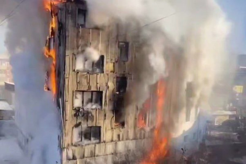 Здание горит Весь Улан-Удэ