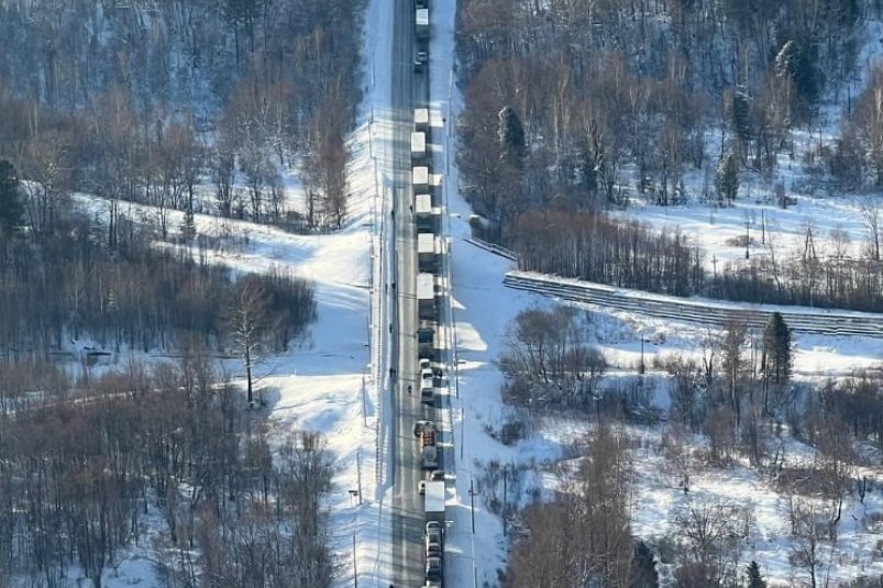 Пробка образовалась на трассе "Байкал" из-за массовой аварии с участием бензовоза Андрей Кулинич, 2ГИС (18+)