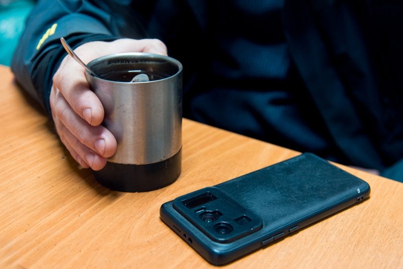 Зима, чай ,телефон, холод Илья Аверьянов, ИА PrimaMedia.ru