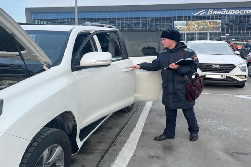 Остались без отпуска — в аэропорту Владивостока ловят должников за ЖКХ и арестовывают авто Группа корпоративных коммуникаций ПАО "ДЭК"