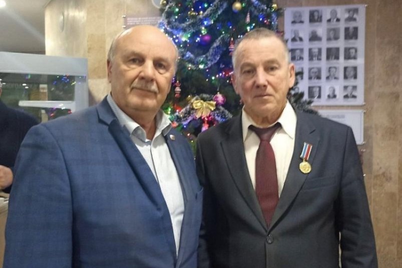 Валерий Попов (справа) после церемонии предоставлено награждённым