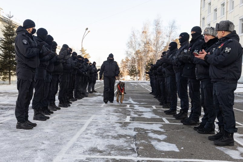 В Хабаровске военнослужащие и сотрудники Росгвардии проводили боевого товарища на заслуженный отдых Предоставлено пресс-службой Управления Федеральной службы войск национальной гвардии РФ по Хабаровскому краю