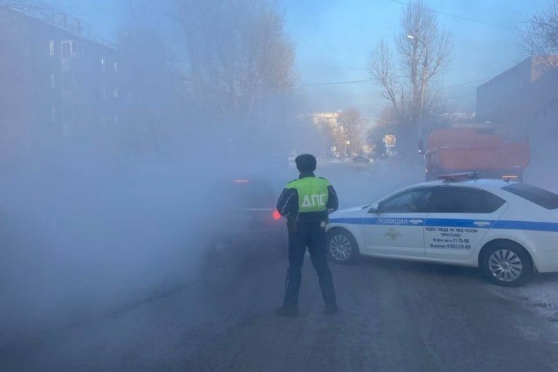 Сотрудники ГАИ регулируют движение на месте коммунальной аварии в Иркутске Госавтоинспекция Иркутска