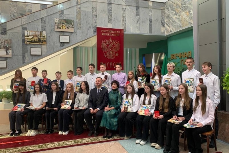 Юные жители Ангарска получили свои первые паспорта в преддверии Дня Конституции Пресс-служба администрации АГО