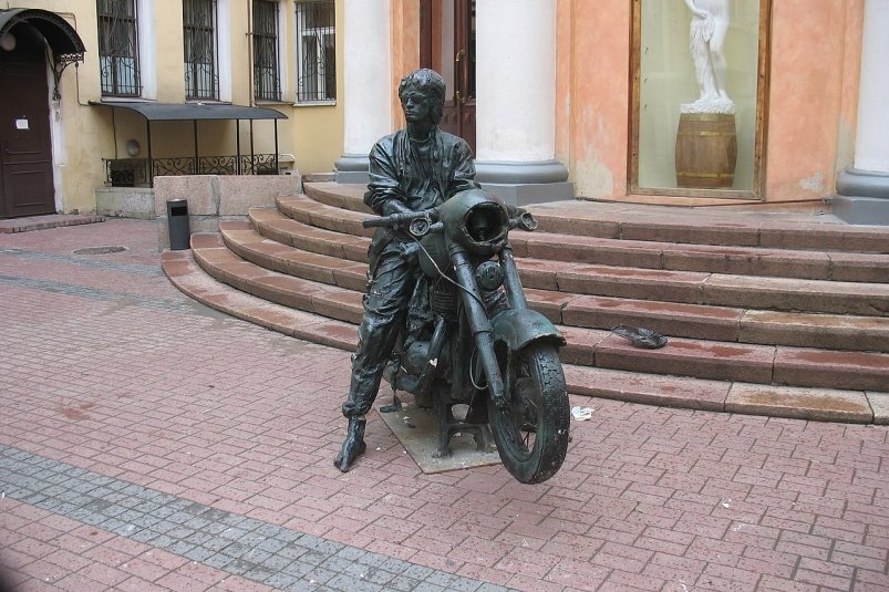 Памятник Виктору Цою в Санкт-петербурге commons.wikimedia.org