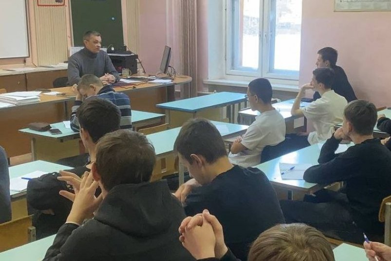 Цикл встреч студентов с ветераном СВО стартовал в Ангарском автотранспортном техникуме Пресс-служба правительства региона