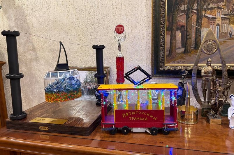 Школьник подарил мэру Пятигорска макет первого трамвая "Босоножки" Telegram-канал (18+) Дмитрия Ворошилова