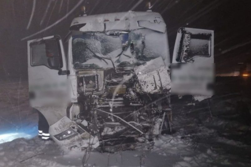 Поврежденный грузовик ГУ МВД России по Волгоградской области