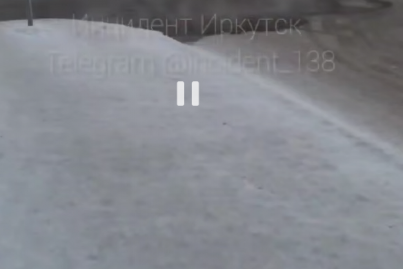 Трубу прорвало на дороге в Ново-Ленино Иркутска группа "Инцидент 38" в тг (18+)