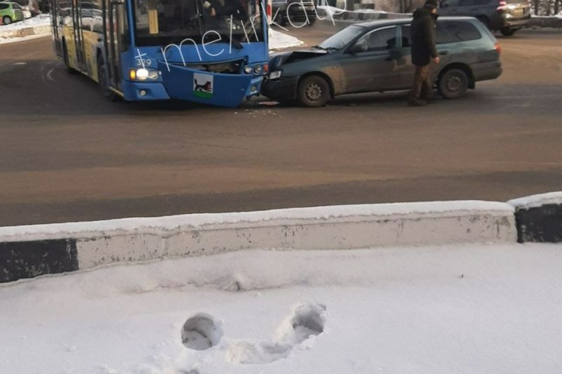 Троллейбус столкнулся с иномаркой в Иркутске Группа "ДТП 38RUS" (18+)