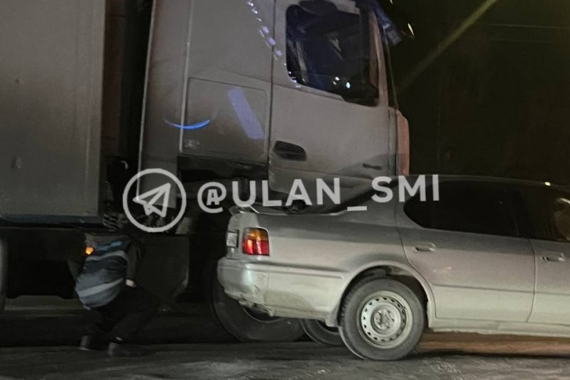 В Улан-Удэ столкнулись фура и две легковые машины телеграм-канал "Новости Улан-Удэ и Бурятии"