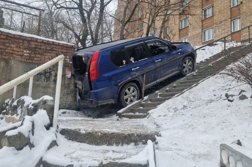 Автомобиль скатился с лестницы и врезался в стену из-за гололеда во Владивостоке tg-канал "Сафонка" (18+)