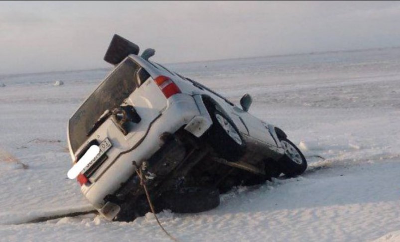 На лед Байкала все чаще выезжают машины, которые уходят под лёд Весь Улан-Удэ
