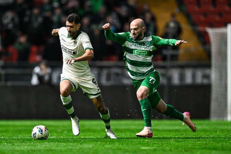 футболист празднует гол на стадионе