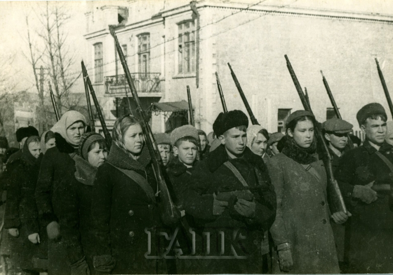 Школьники Владивостока на строевых занятиях. 1943 год из фотофонда Государственного архива Приморского края