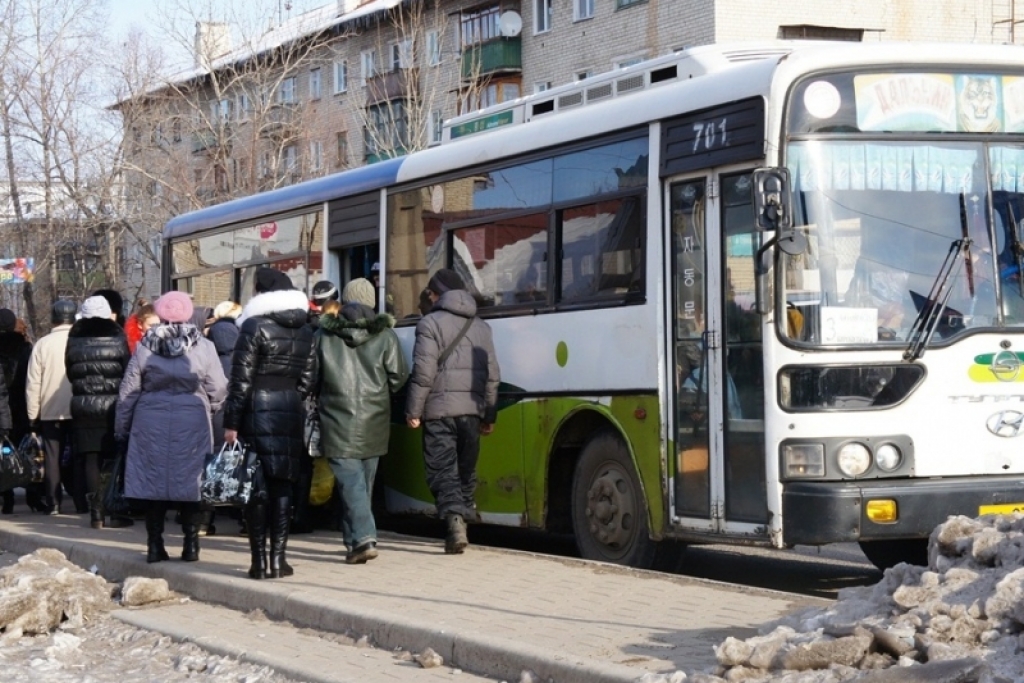 Автобус сломался в пути. Остановка автобуса. Автобус на остановке Хабаровск. Пассажиры в городском автобусе.