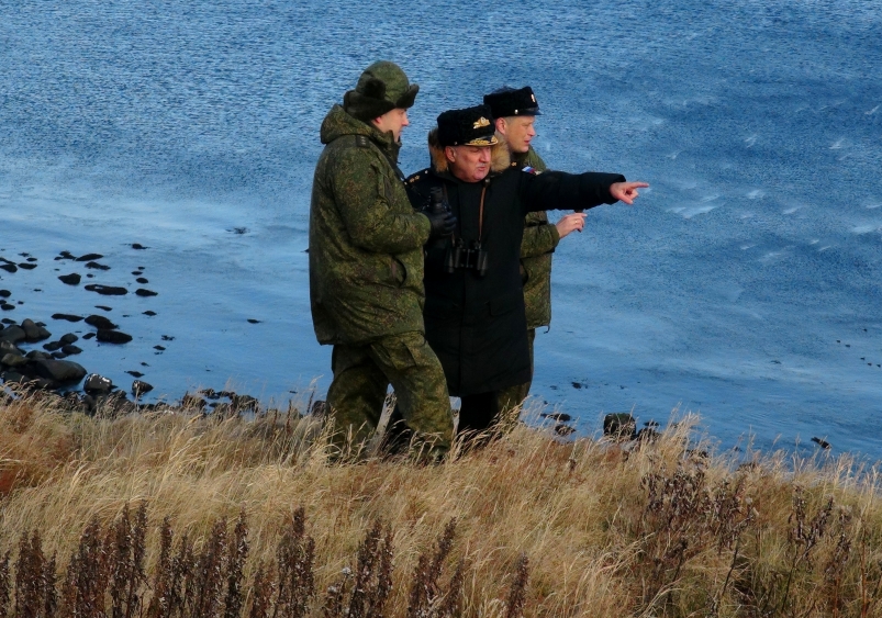 На острове Матуа, командующий восточным военным округом генерал-полковник С. Суровикин (слева),  командующий Тихоокеанским флотом, адмирал С. Авакянц (в центре) Мария Герман