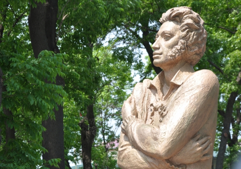 Памятник Александру Сергеевичу Пушкину открыли в Уссурийске пресс-служба Уссурийского городского округа