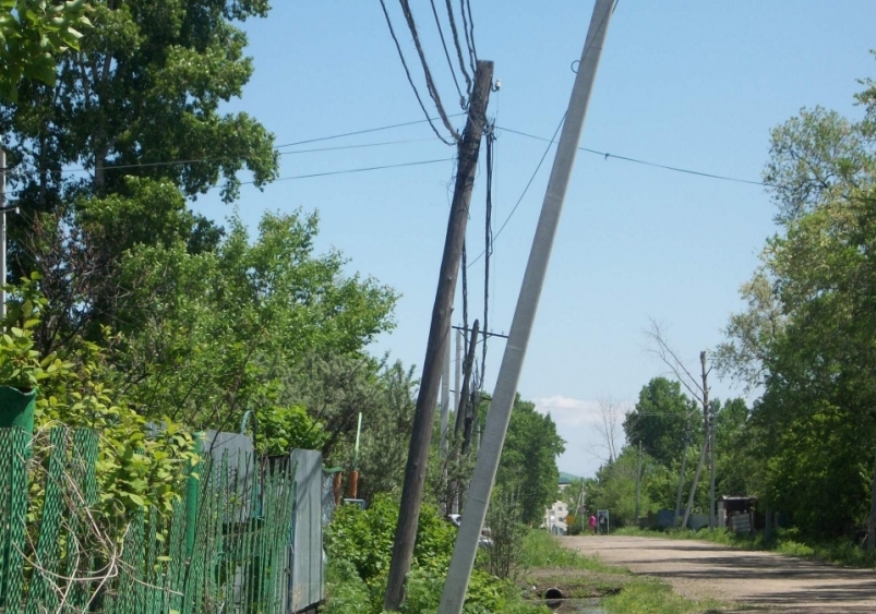 "Дамокловым мечом" нависли бетонные столбы над жителями ул.Оборонной с.Бабстово ЕАО Народный корреспондент