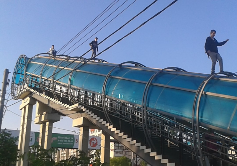 Подростки повадились рисковать жизнью на остановке "Юбилейная" в Хабаровске Макс Маркин