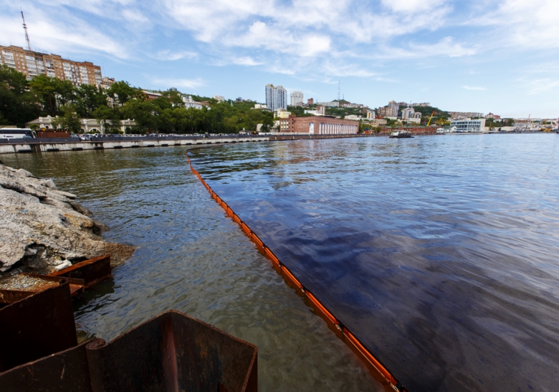 Акватория владивосток. Морская Акватория Владивостока. Загрязнение бухты золотой Рог. Владивосток загрязнение.