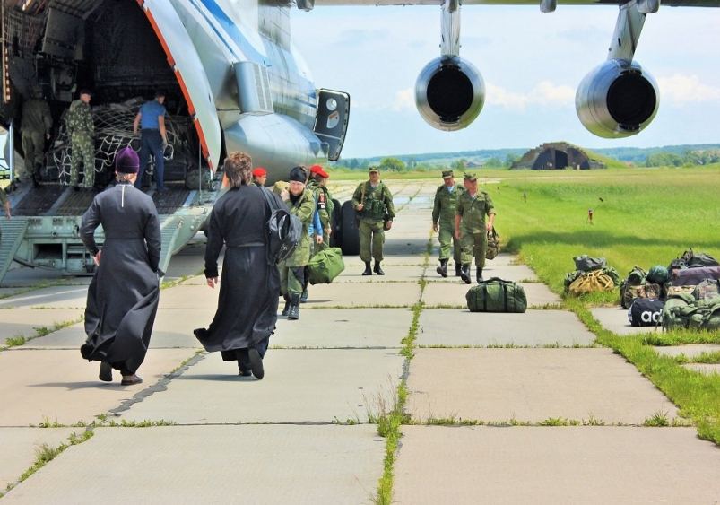 Священники готовятся к вылету Дмитрий Прокопяк, UssurMedia