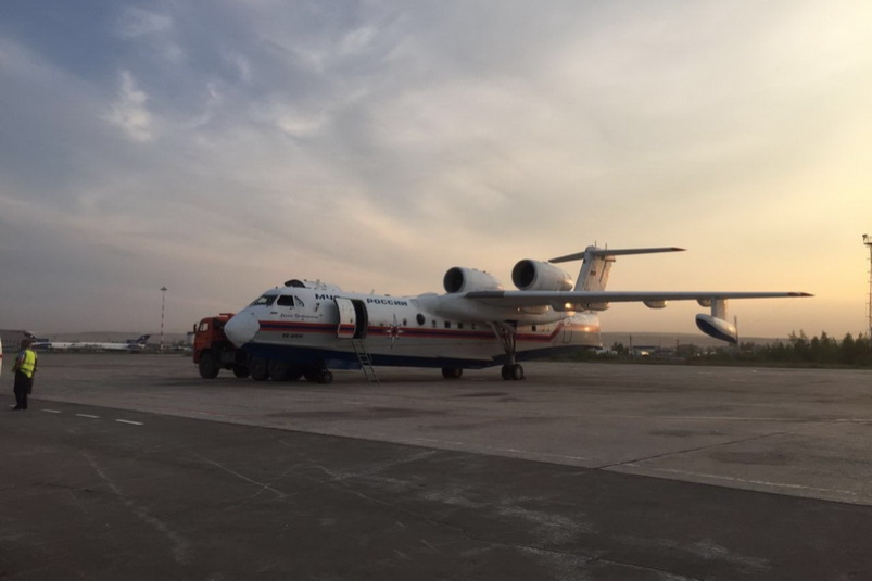 Самолет Бе-200 ЧС продолжает тушить лесной пожар в Хангаласском районе Якутии ГУ МЧС РФ по РС(Я)