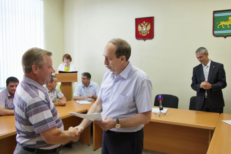 Первые три договора на "дальневосточный гектар" вручил получателям земли губернатор ЕАО департамент пресс-службы губернатора и правительства ЕАО