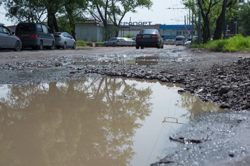 Разбитая дорога возле хабаровского аэропорта по-прежнему никому не нужна Алексей Тимиргалеев.