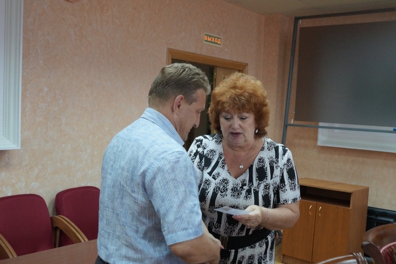 Вручение удостоверение Ивану Проходцеву Избирательная комиссия ЕАО