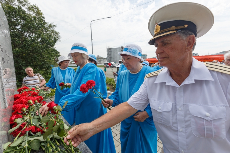 Участники митинга возлагают цветы к памятнику рабочим и служащим нефтебазы, погибшим в годы Великой Отечественной войны. Александр Хитров, РИА PrimaMedia