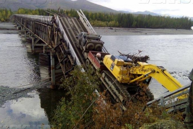 Под тяжестью автомобиля обрушился мост в Якутии Соцсети