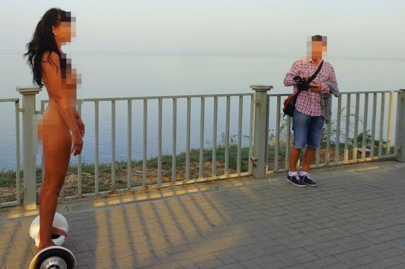 Фотосессия в стиле "ню": голая девушка прокатилась на гироскутере по Анапе Группа "Типичная Анапа" в социальной сети "ВКонтакте"