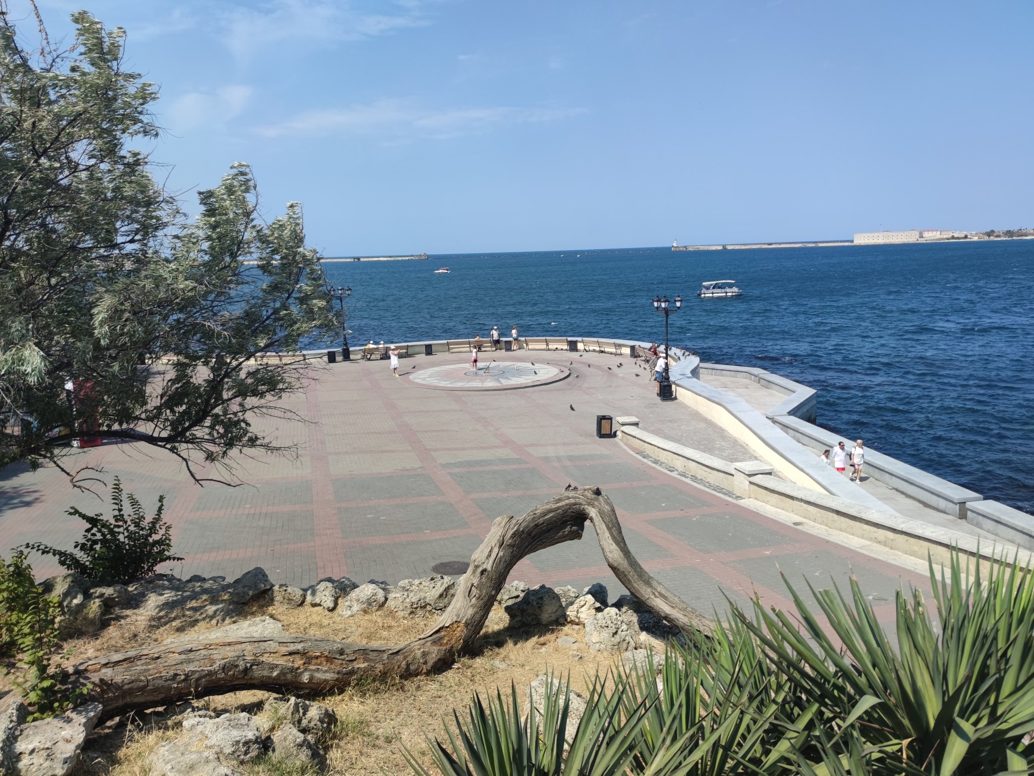 Выставка "Под Крымским небом" открылась в Симферополе