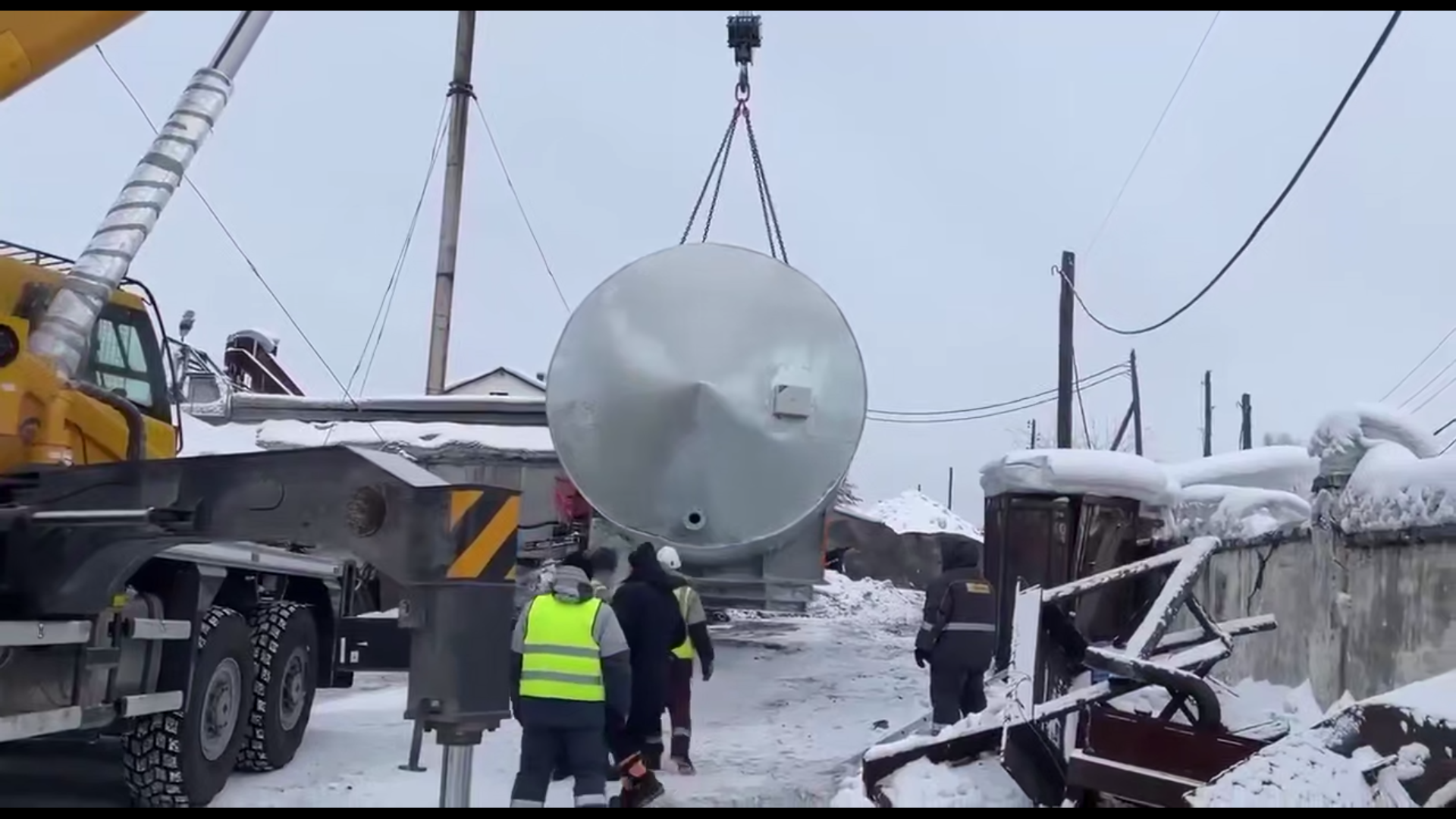 Канализационные стоки разлились по улице Байкальской в Иркутске 
