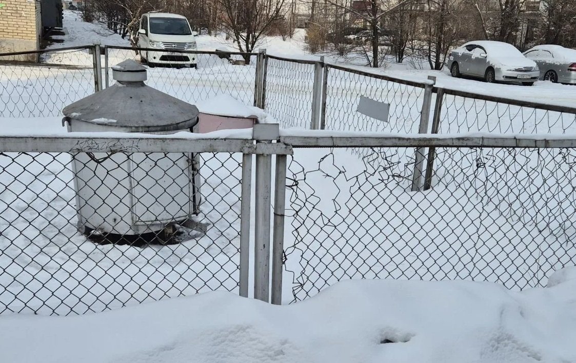 Крышками люков «завалили» нерадивых коммунальщиков соавторы рубрики «Дырявый Биробиджан»