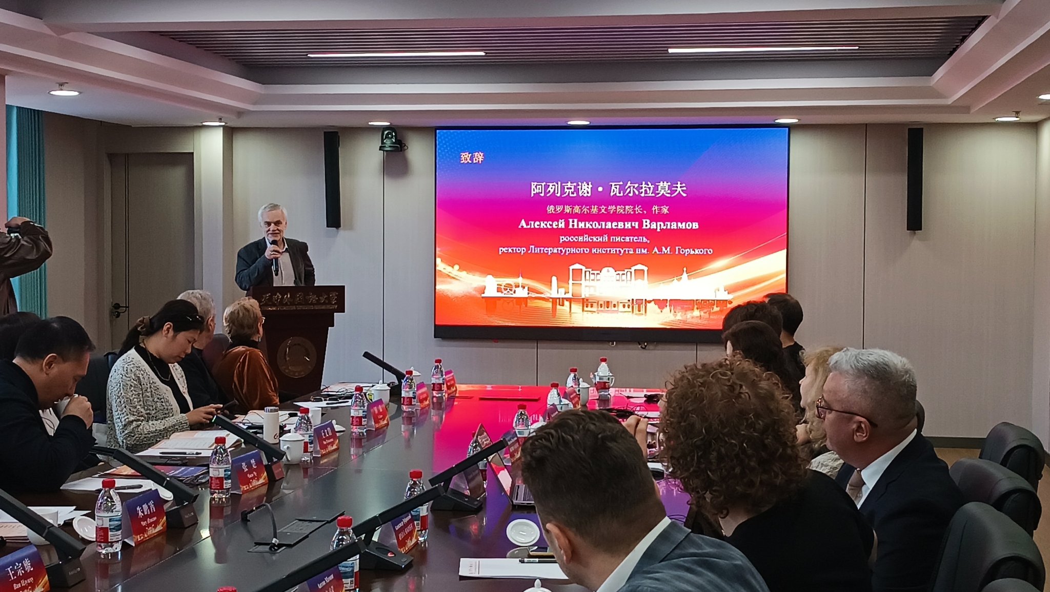 "Будущее литературы - за большими проектами Дальнего Востока и космонавтикой"