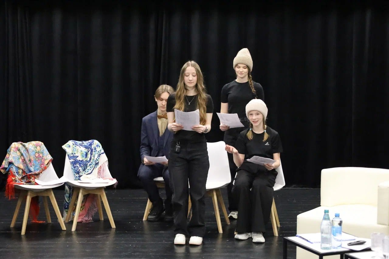 Выступление воспитанников школьного театра пресс-служба министерства образования Сахалинской области