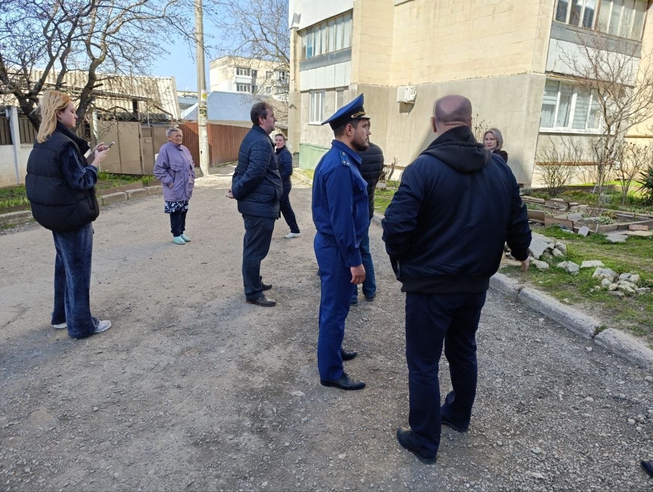 Общественники встретились с жителями дома Народный фронт Крыма