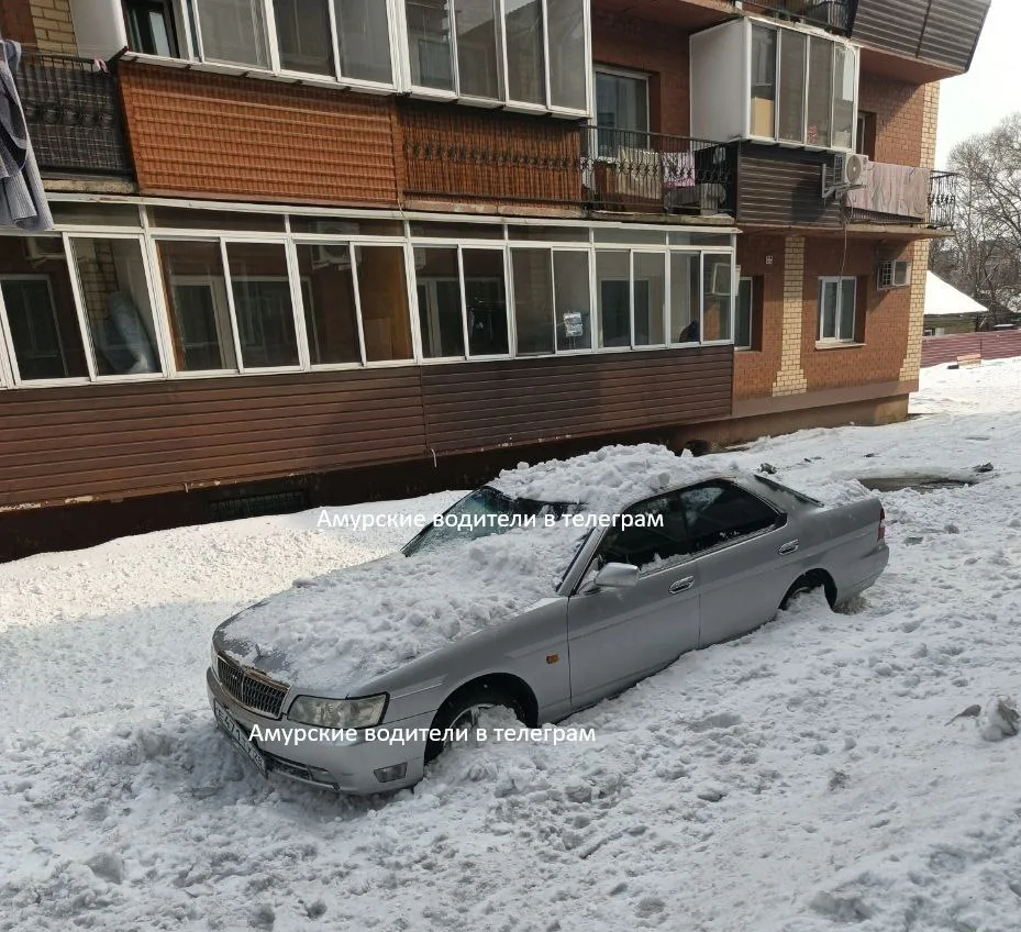Снег сошел с крыши дома на улице Театральной телеграм-канал &quotАмурские водители&quot (18+)