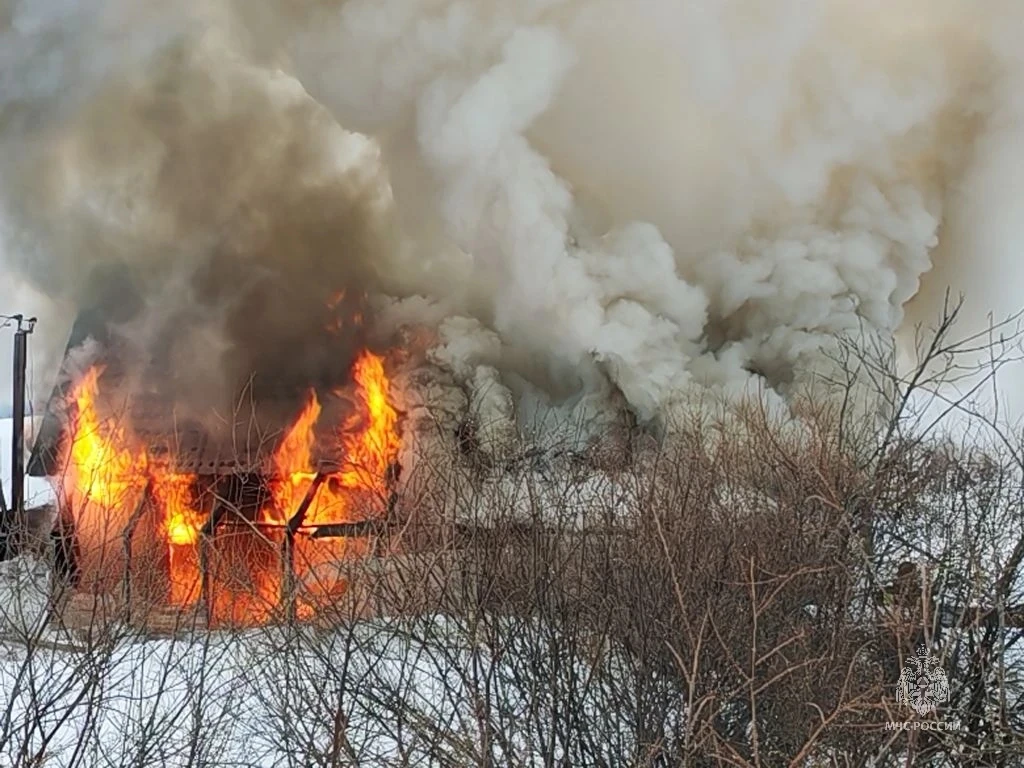 Магаданские огнеборцы ликвидировали возгорание частного дома ГУ МЧС России по Магаданской области