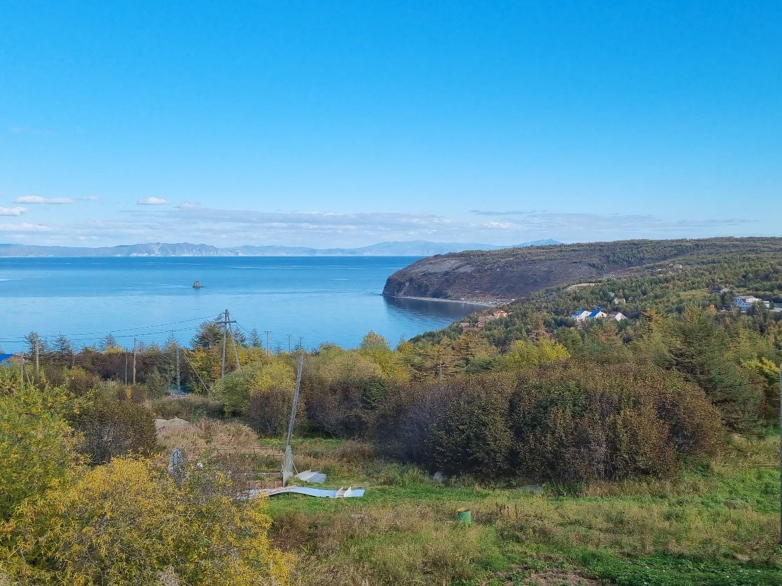 Монах и мыс Красный. На узкой полоске берега расположен городок. 2025 год из архива Коровского Л.А.