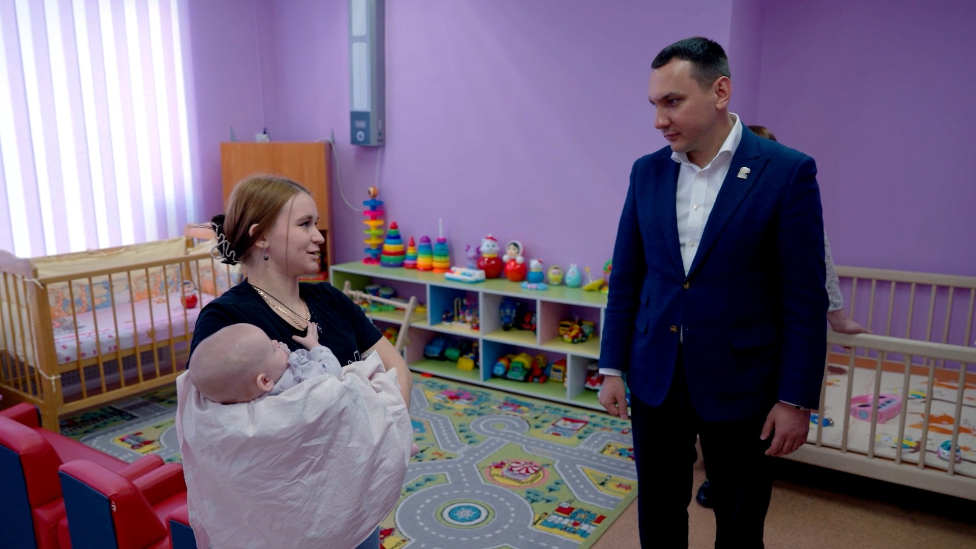 Во время посещения Хабаровского дома ребёнка Из личного архива