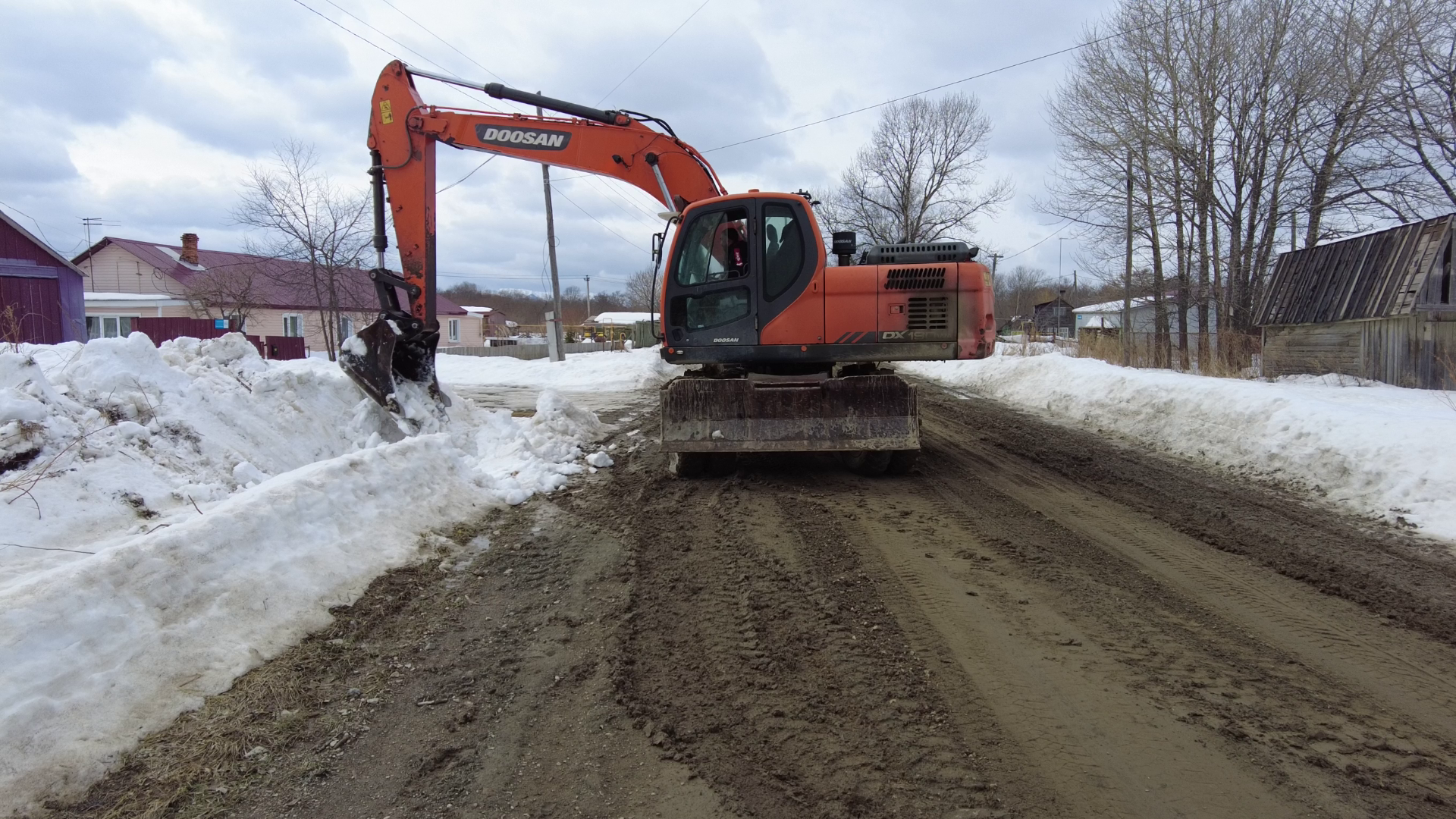 В Анивском районе готовятся к паводкам: расчищают канавы, трубы и следят за Лютогой пресс-служба администрации округа